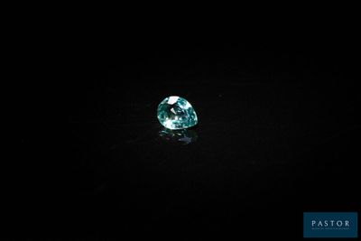 un diamant bleu dans l'obscurité