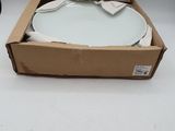 une assiette blanche dans une boîte en carton posée sur une table