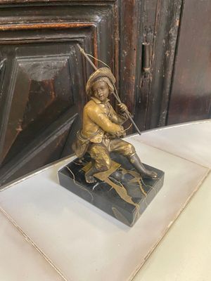 une statue d'un homme assis sur une table