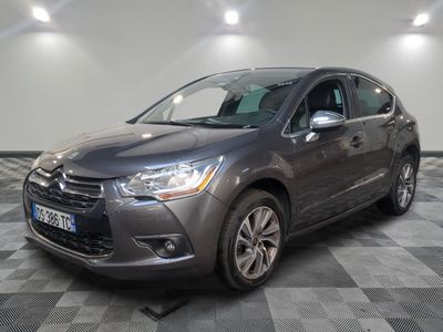 La nouvelle Citroën est prête à être essayée dans le showroom.
