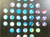 une image représentant un fond noir parsemé de cercles de différentes couleurs