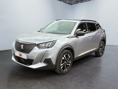 Le nouveau SUV Peugeot est exposé dans le showroom du concessionnaire automobile.