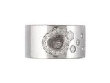 une image représentant une bague en argent ornée d'un cœur et de diamants