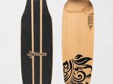 un gros plan d'un skateboard orné d'un motif en noir et blanc