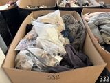 de nombreux cartons de vêtements qui se trouvent à l'arrière d'un camion