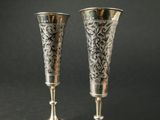 une paire de verres à vin plaqués argent sur fond noir