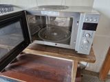 un micro-ondes posé sur une table en bois