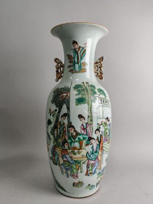 un vase orné d'une image représentant des personnes
