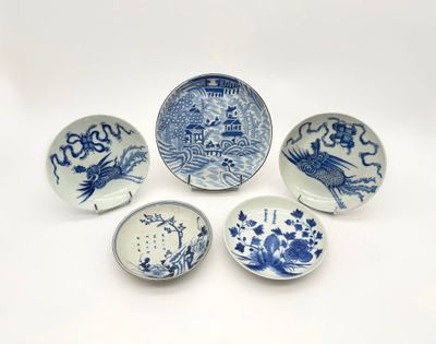 quatre assiettes bleues et blanches ornées de motifs orientaux