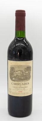 une bouteille de vin posée sur une table