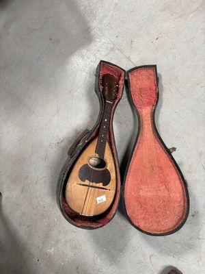 deux guitares posées par terre l'une à côté de l'autre