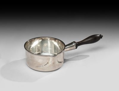une casserole argentée avec une poignée noire sur un fond blanc