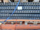 une pile de barres d'acier empilées les unes sur les autres