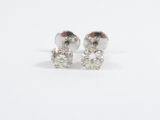 paire de boucles d'oreilles en diamant sur fond blanc