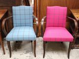 paire de fauteuils rembourrés en tissu à carreaux roses et bleus