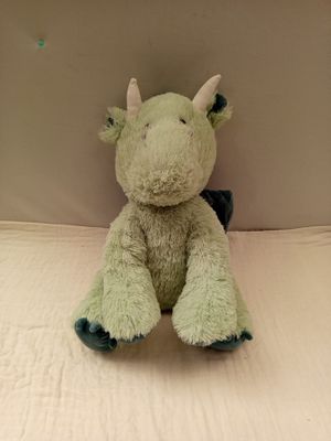 une peluche posée sur un lit dans une chambre