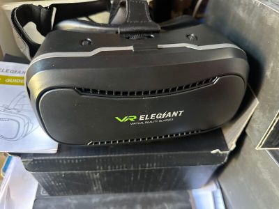 un casque de réalité virtuelle posé sur une boîte