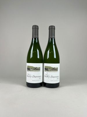 deux bouteilles de vin posées l'une à côté de l'autre sur une table