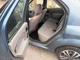 une voiture bleue décapotable dont la portière est ouverte