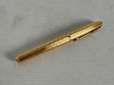 a pen that is laying on a table
