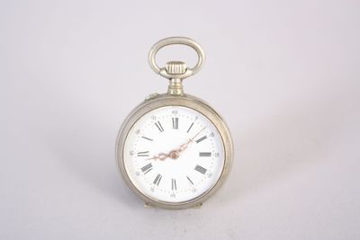 une montre de poche en argent avec des chiffres romains sur le cadran