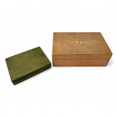 une boîte et un portefeuille posés l'un à côté de l'autre sur une surface blanche