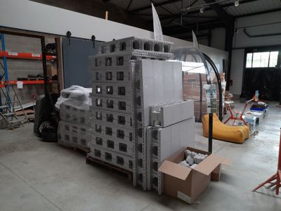 une grande pile de cartons sur une palette dans un entrepôt