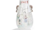un vase blanc avec un tableau posé sur une table