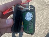 une personne tenant un téléphone portable dans lequel se trouve une brosse à dents