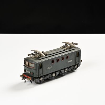 un petit train sur une surface blanche avec un fond noir