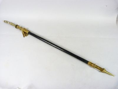 un stylo noir et doré posé sur une feuille blanche