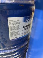Ensemble comprenant : 2 fûts métalliques bleus de 220 L, l'u… (photo 3)