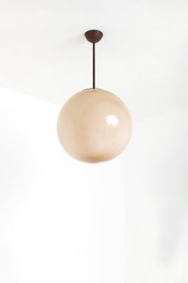 un luminaire est suspendu au plafond au-dessus de la table de la salle à manger