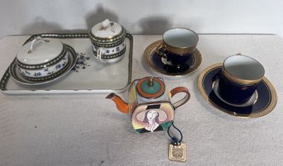 un plateau avec une théière, un plateau avec une théière, un plateau avec une théière et un plateau avec une tasse et une soucoupe
