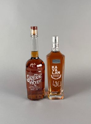 deux bouteilles de whisky posées l'une à côté de l'autre sur une table