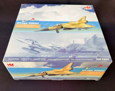 une image représentant une boîte sur laquelle figure une maquette d'avion de chasse
