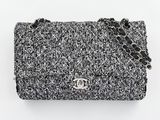 Sac Chanel en tweed noir et blanc avec bandoulière à chaîne