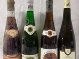 plusieurs bouteilles de vin sont alignées sur une table
