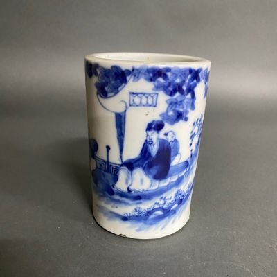 une tasse bleue et blanche sur laquelle est représenté un bateau