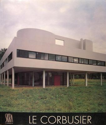 une image représentant un livre avec, en arrière-plan, la photo d'un bâtiment