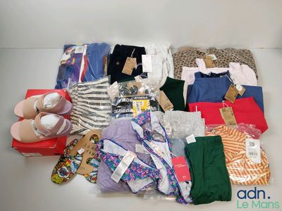 une pile de vêtements posée sur une table