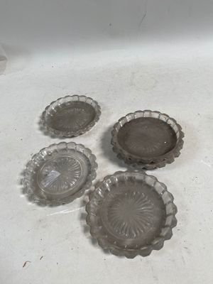 Plusieurs plats en verre sont posés sur le plan de travail d'une cuisine.