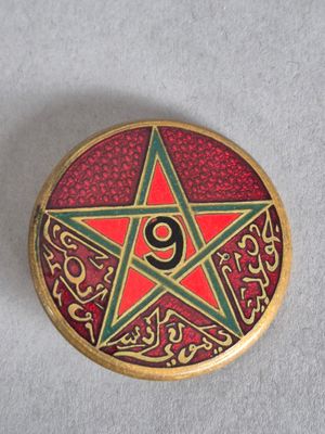 une image représentant une étoile rouge et verte sur fond rouge