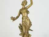 statue en bronze représentant une femme tenant une fleur, posée sur un socle en marbre