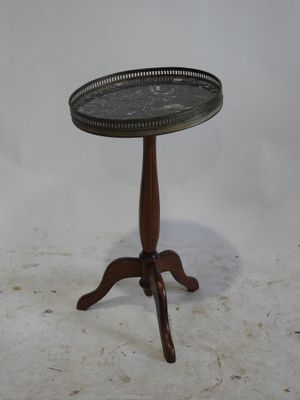 Petit guéridon tripode, le dessus de marbre gris à galerie e…