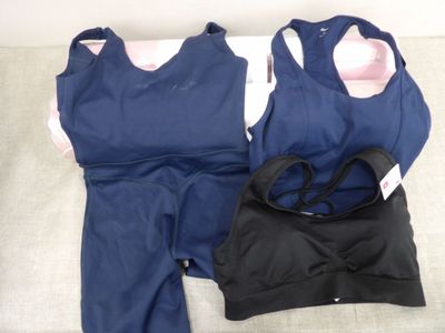 deux vêtements posés l'un à côté de l'autre sur un lit