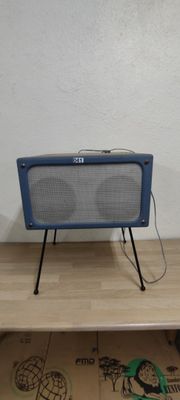 un petit téléviseur posé sur une table en bois