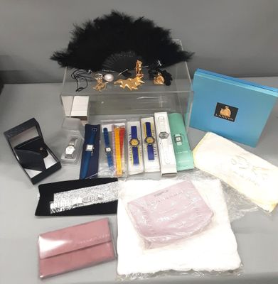 many items that are sitting on a table together