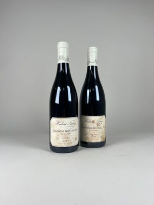 deux bouteilles de vin rouge posées l'une à côté de l'autre sur une table