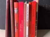 plusieurs livres sont empilés sur une table